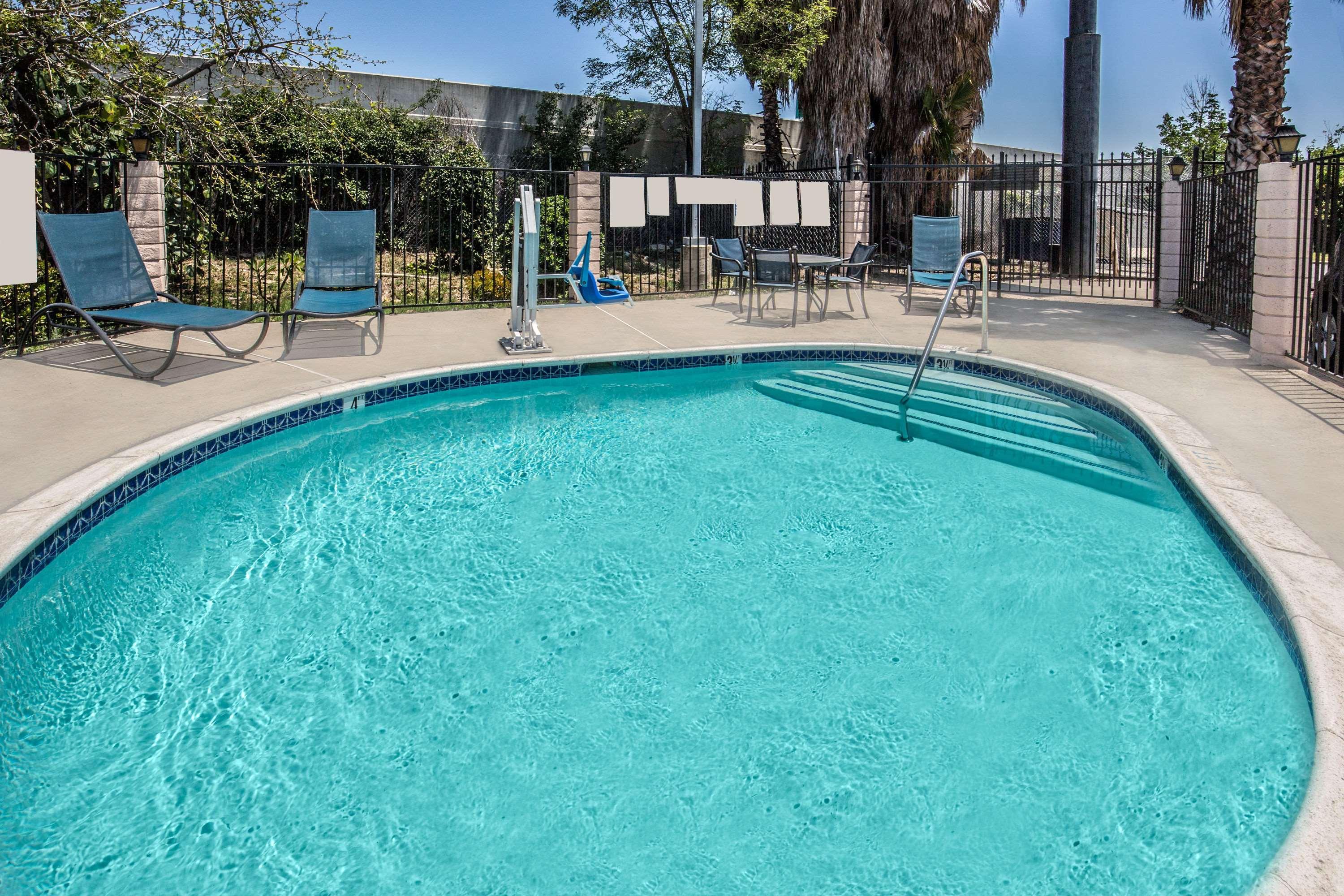Days Inn By Wyndham Ontario Airport Экстерьер фото