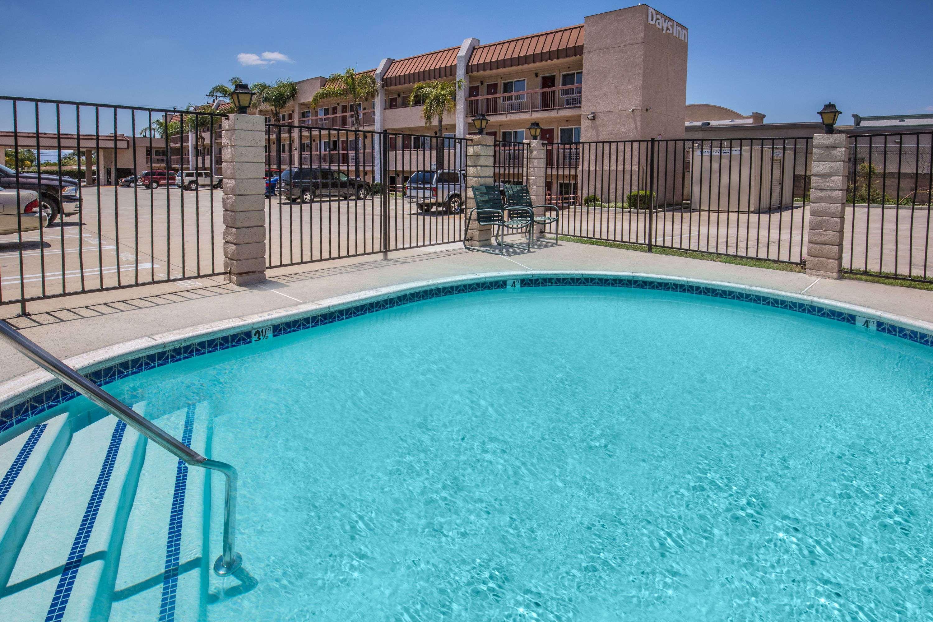 Days Inn By Wyndham Ontario Airport Экстерьер фото