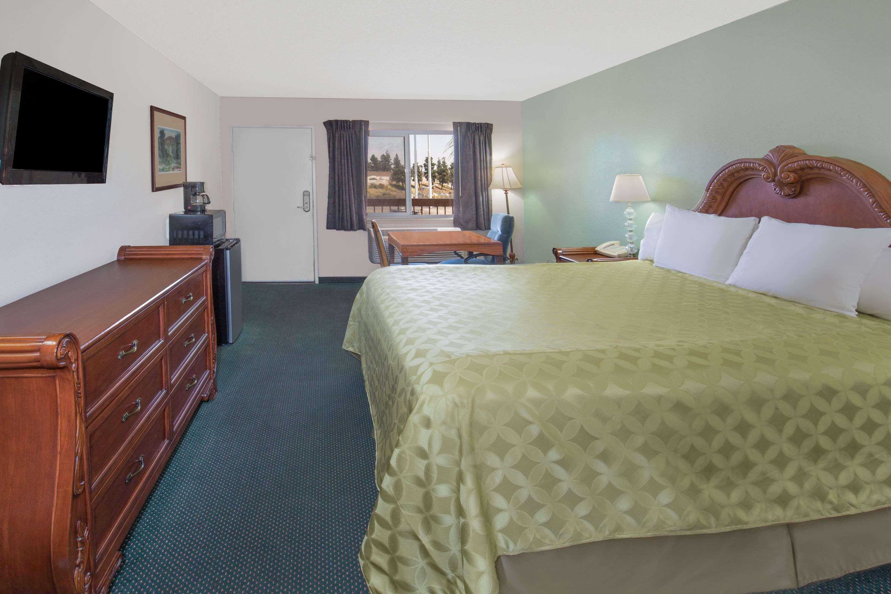 Days Inn By Wyndham Ontario Airport Экстерьер фото