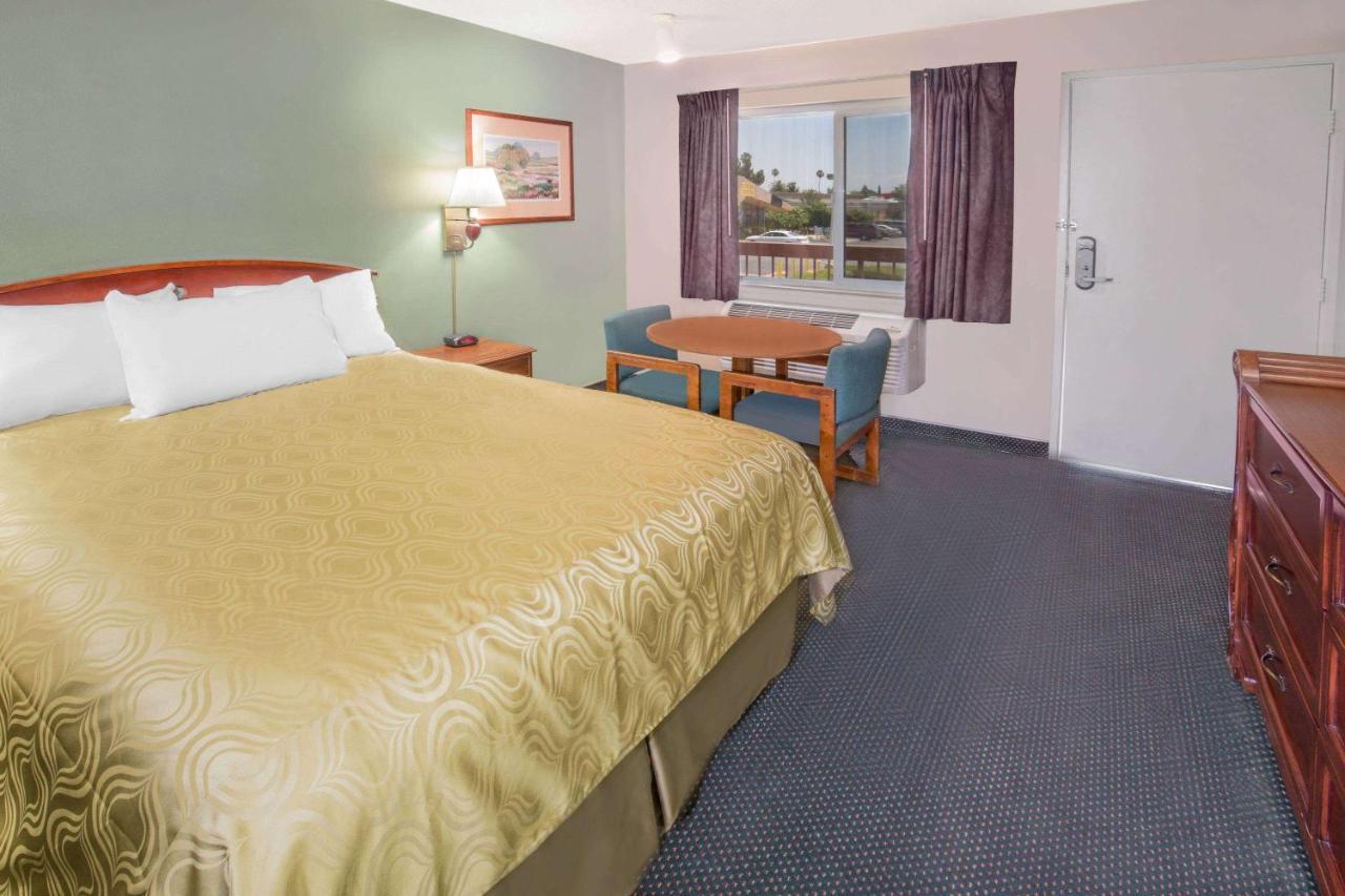 Days Inn By Wyndham Ontario Airport Экстерьер фото
