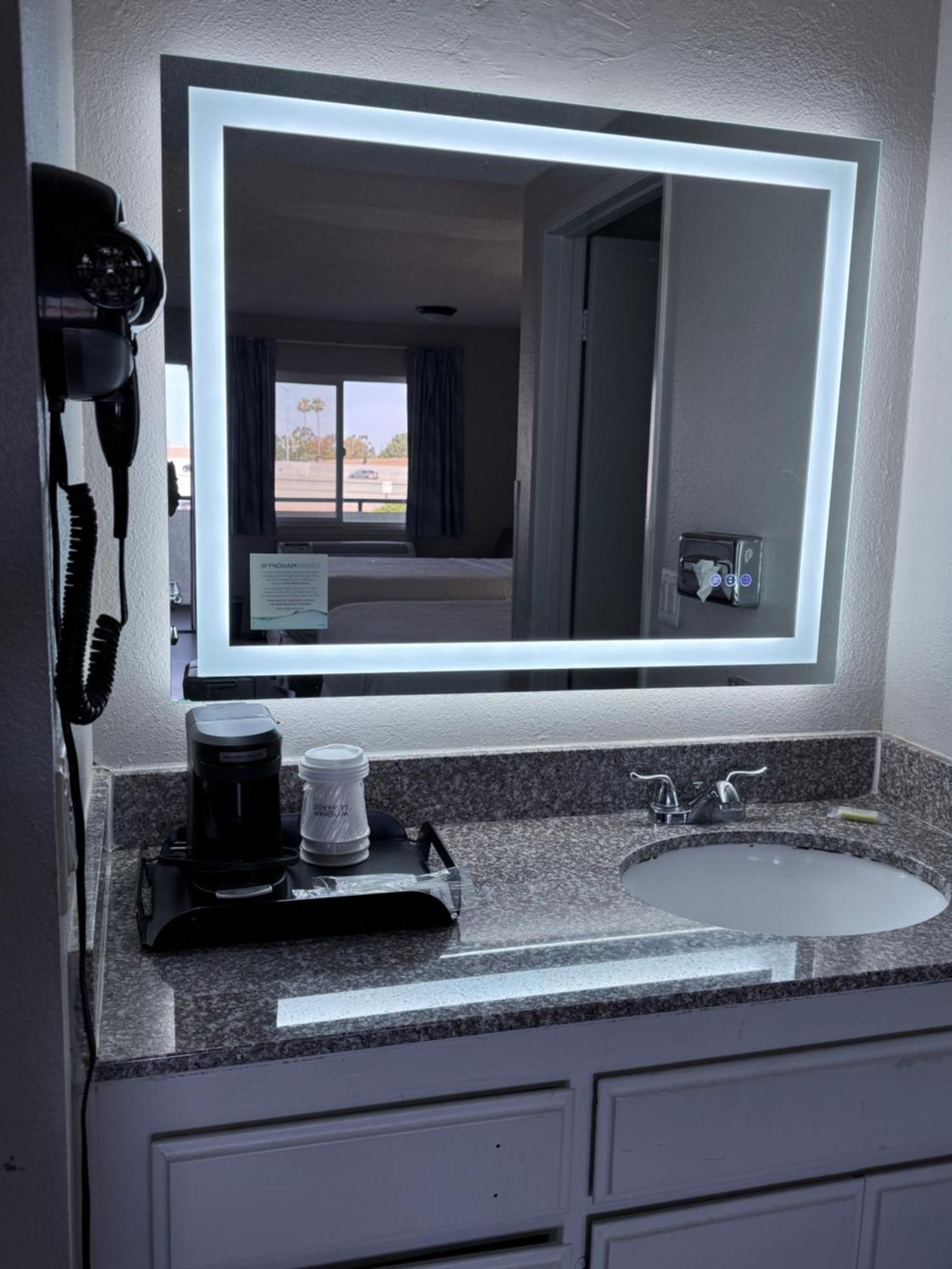 Days Inn By Wyndham Ontario Airport Экстерьер фото