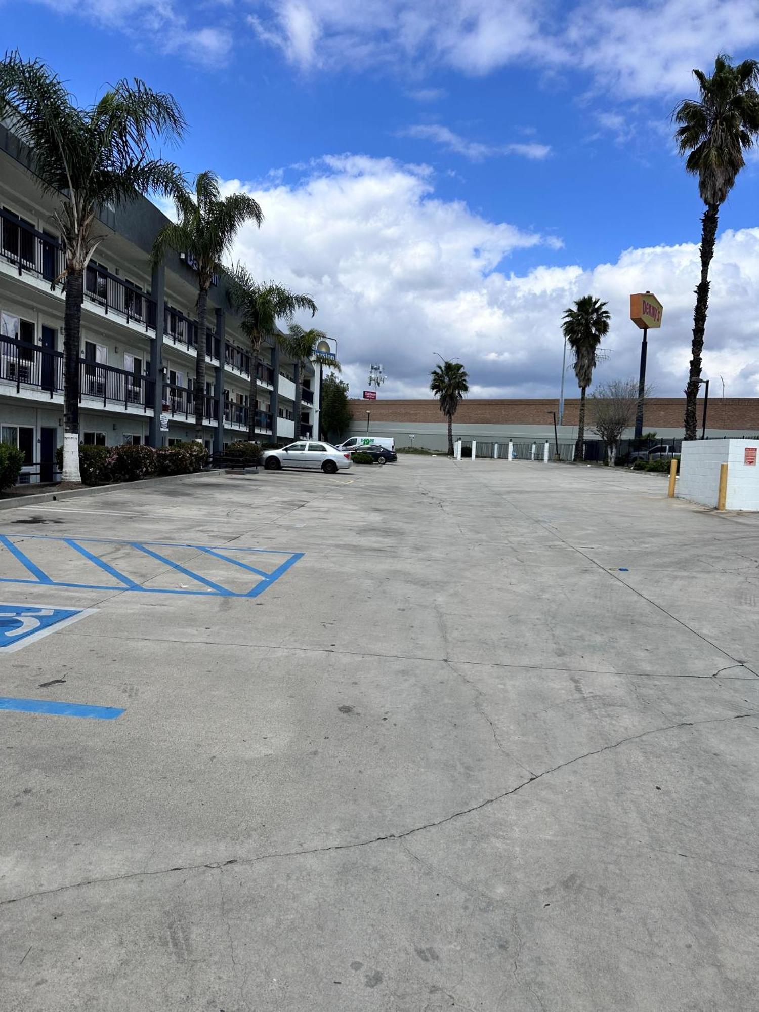 Days Inn By Wyndham Ontario Airport Экстерьер фото
